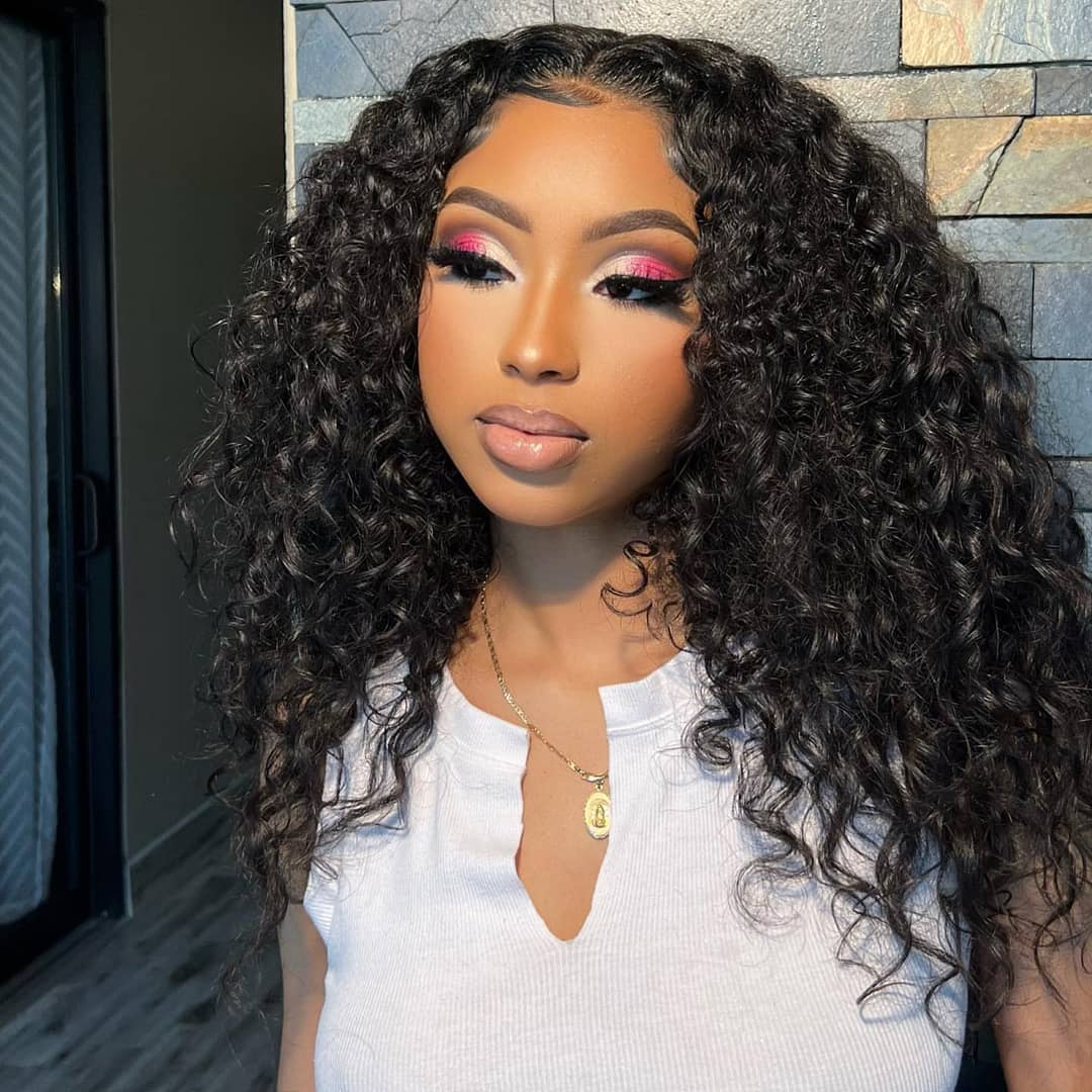 Bouncy Curly 4 Bundles avec 4x4 Lace Closure Indian Virgin Hair Extensions